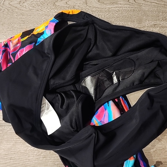 Brand new cup she bikini - Picture 3 of 3